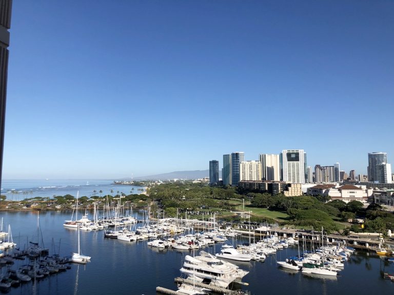 客室からの眺めです。アラモアナビーチとアラモアナショッピングセンターが見えます。