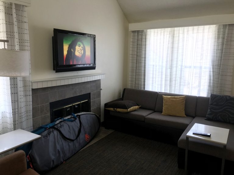 リビングルーム暖炉&テレビ