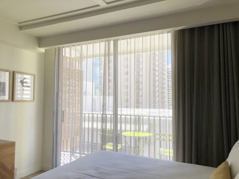 客室窓 カーテンは遮光カーテンでした。