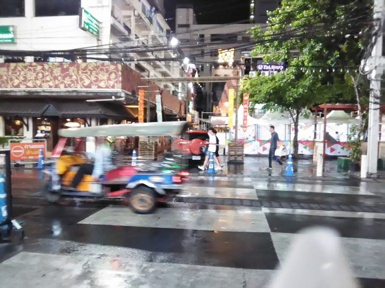 疾走するトゥクトゥク