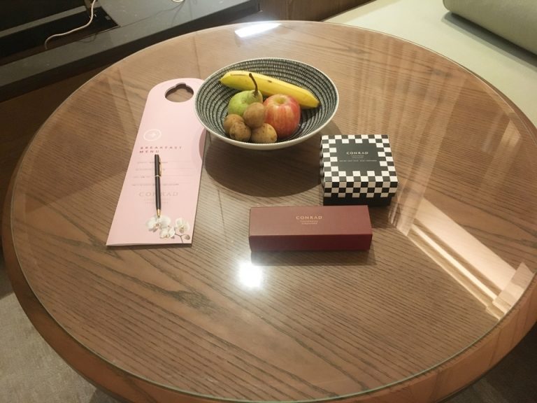 テーブルにセットしてあった、フルーツやチョコレートの箱など