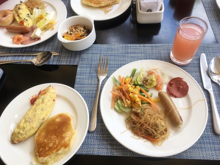 実際に食べた朝食。パンケーキがもちもちで美味しかったのと、オムレツの大きさが丁度良くて美味しかったです。