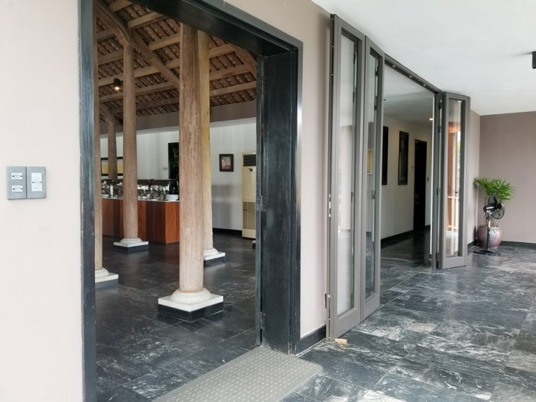 階段側から見たレストランの入り口。