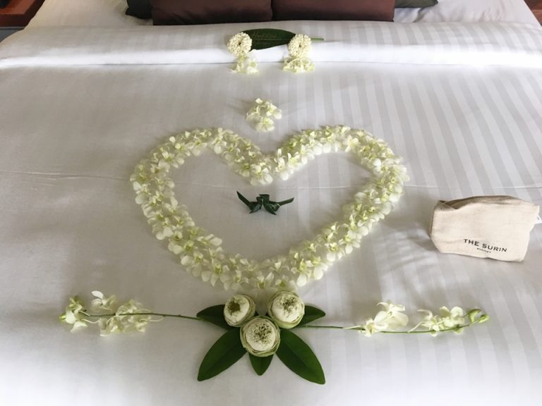 ハネムーン仕様にベッドが花で飾られています