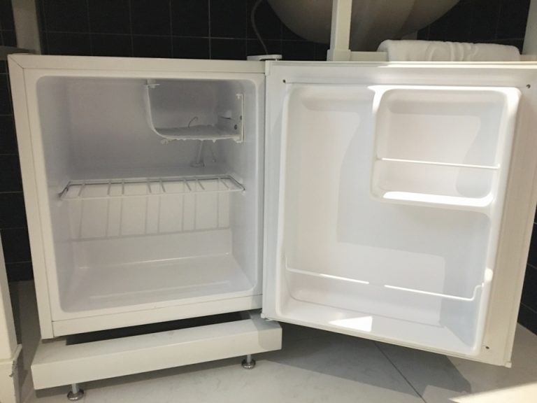 冷蔵庫内部。始めから空なので、自分の好きなものを入れられます