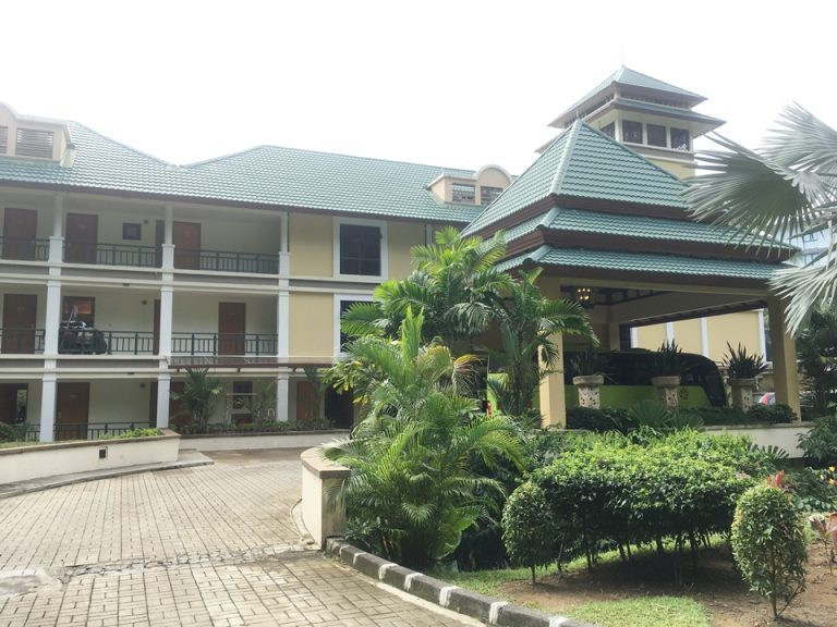 ホテルエントランス外観。緑が綺麗に整えてあって、とても落ち着く印象でした。