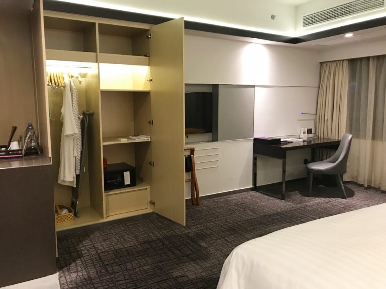 客室全体(ベッド側から)2