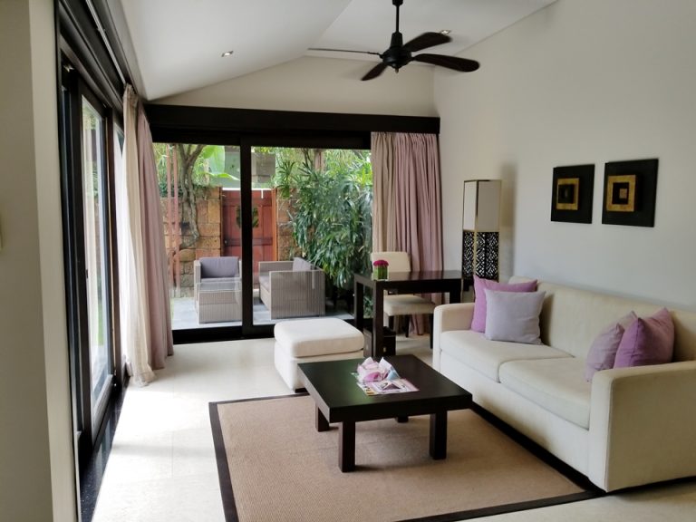 部屋にはソファとテーブル席もあります。