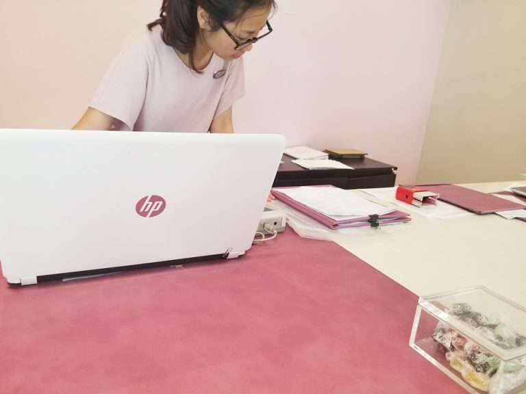 フロントのカウンターです。チェックアウトの様子。2席あります。