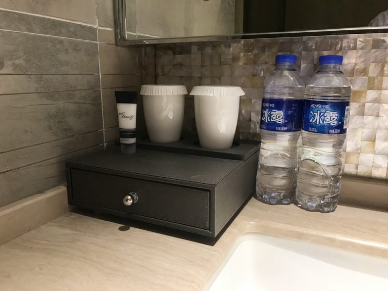 洗面所のアメニティ、毎日ミネラルウォーターが2本もらえるのはありがたい
