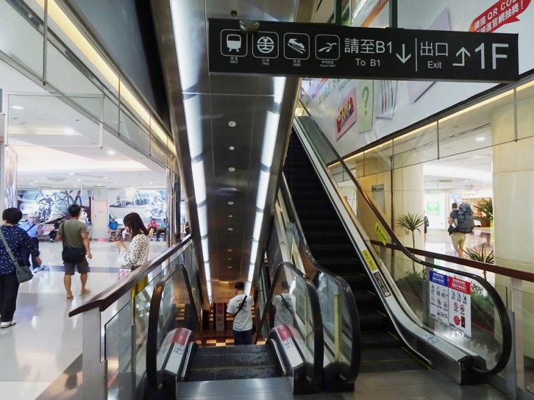 ホテル周辺_.ショッピングセンター内から地下鉄方面へJPG