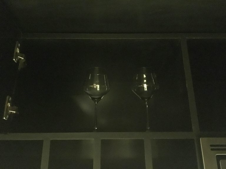 ミニキッチンの上の棚にワイングラスが2客あります