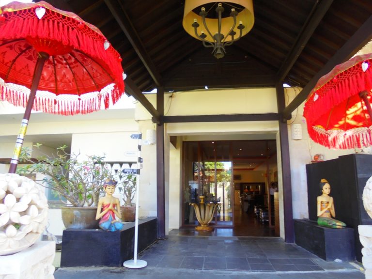 レストラン入り口