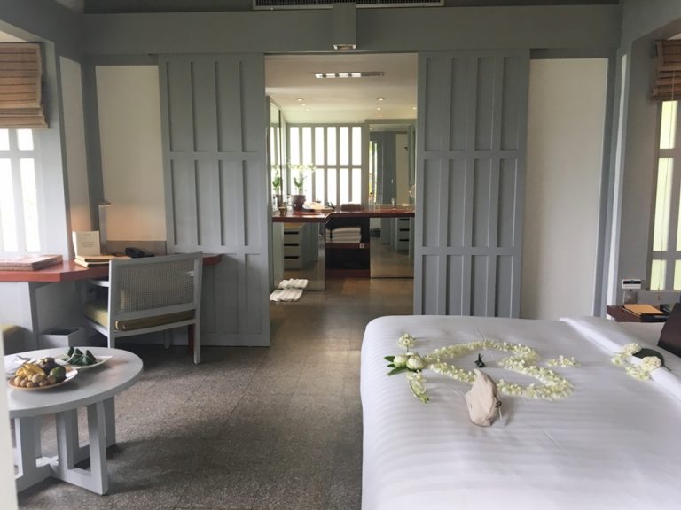 入り口から見た客室。奥にバスルームがあります