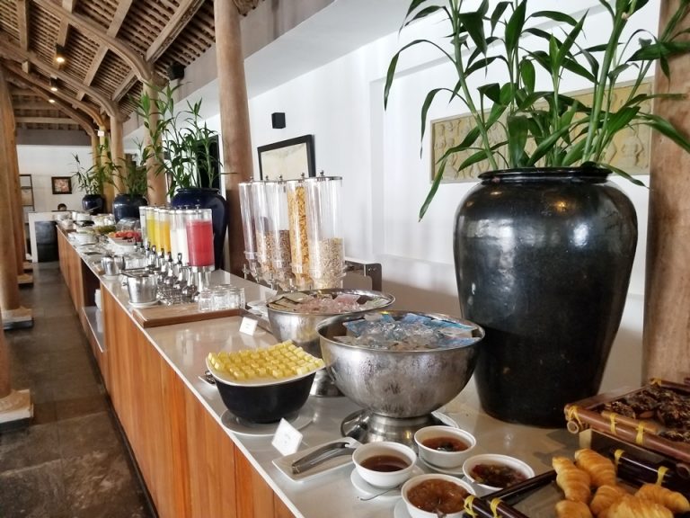 ヨーグルトやシリアル、ジュースのコーナー。スイカジュースが濃厚で美味しかった。