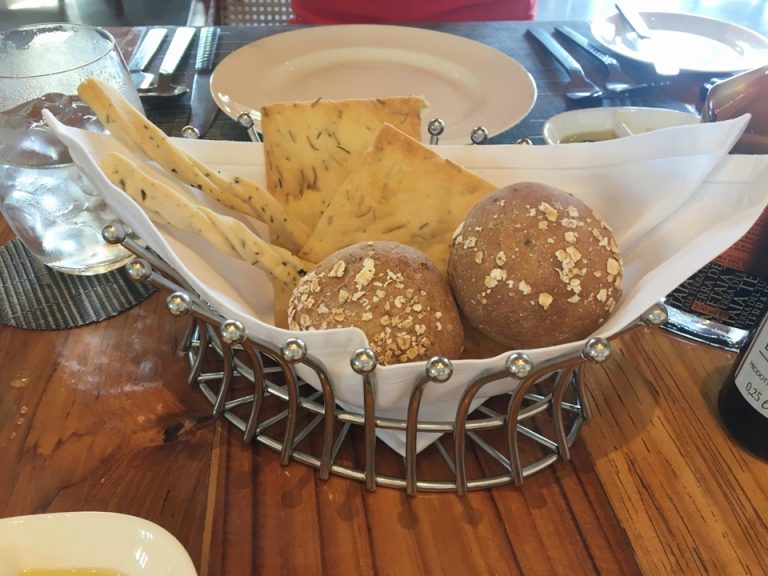 どのレストランでも料理を頼むとパンが出てきます