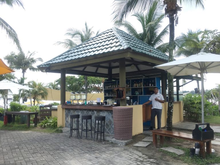プールサイドにあるバー