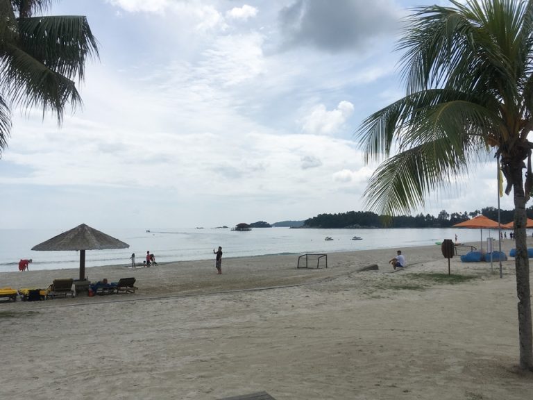 ビーチサイドにあるレストランを抜けていくと、ビーチがあります。