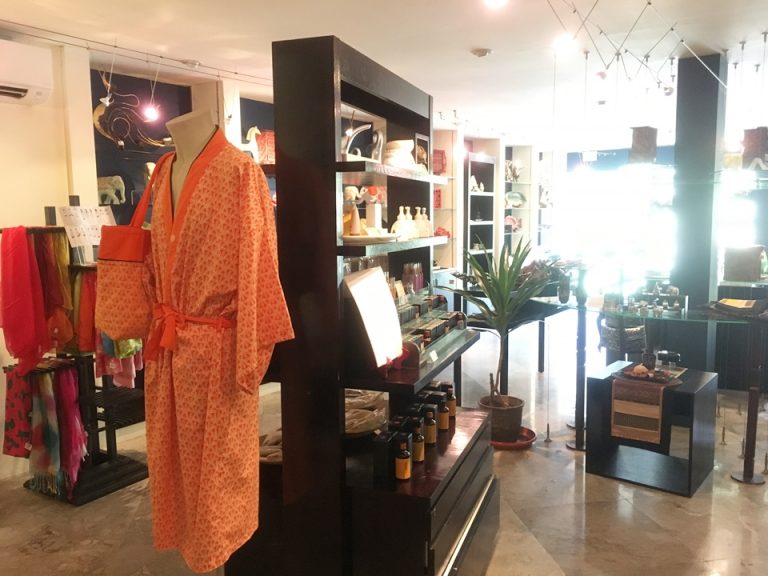 ANGSANA Gallary内の入り口入ってすぐ見える光景。