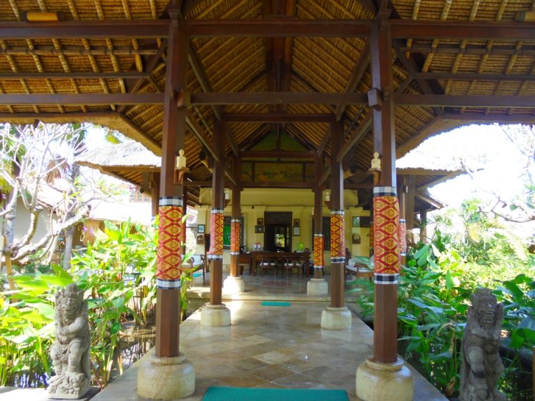 カウンターは1つのみですが、自然たっぷりのレセプションに癒され、待ち時間も気長に待てます