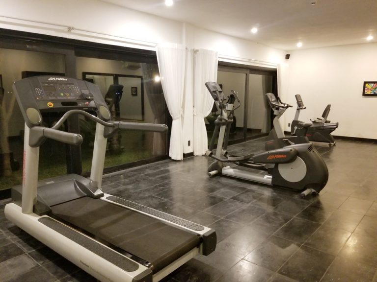 ジムには有酸素マシーンも数台ありましたが、電源の入れ方が分かりませんでした。