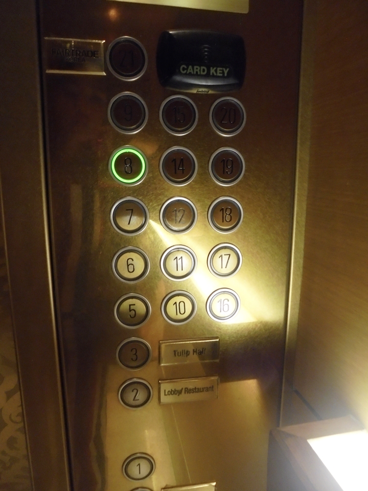 エレベーター内フロアボタン