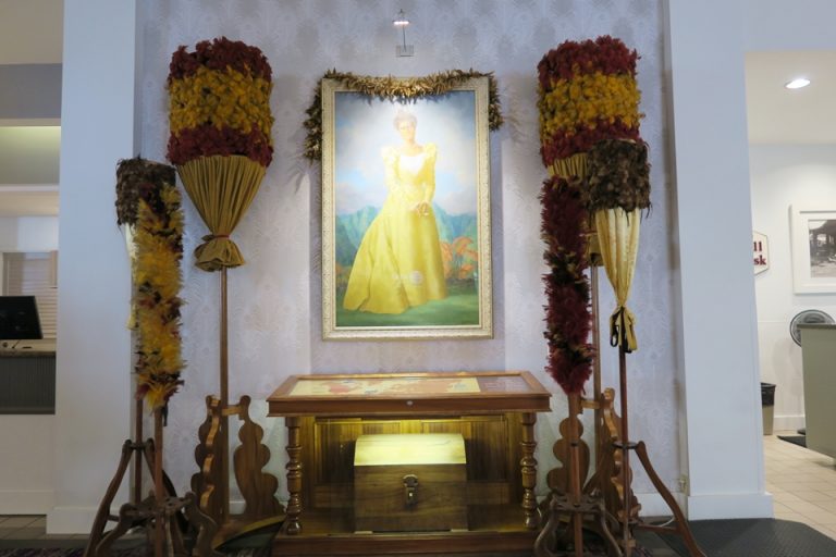 フロント横にはプリンセスカイウラニの肖像画が飾ってあります