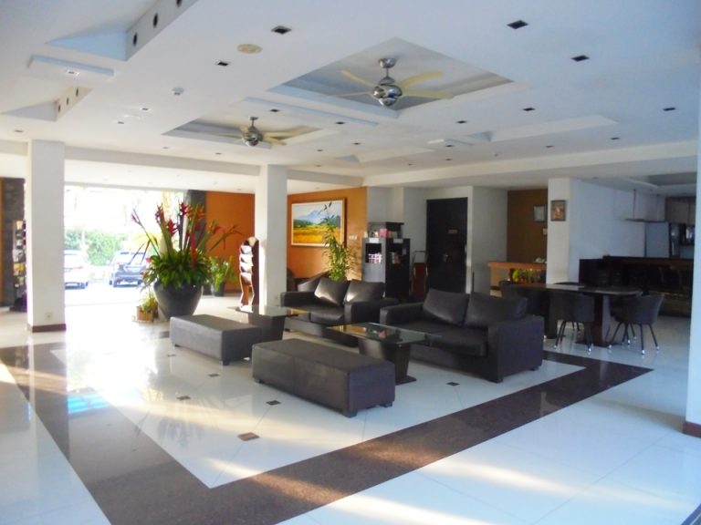 開放的なレセプション。こちらでカフェメニューを頼むことも可能です