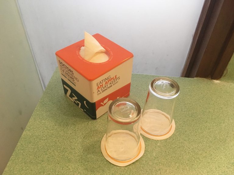 バスルーム中のコップとティッシュ