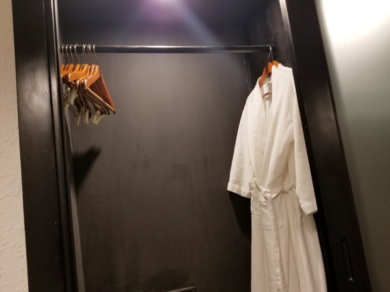 クローゼットにはバスローブがありました。