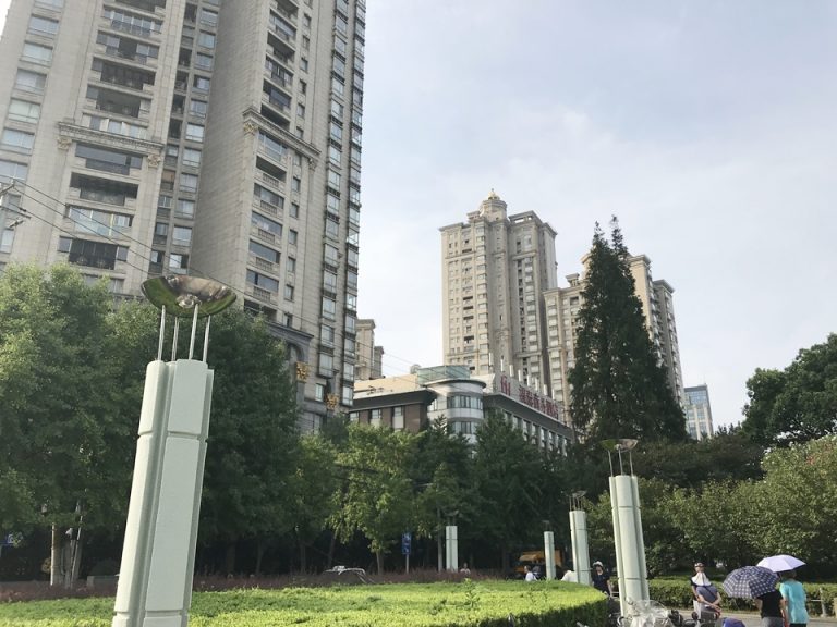 ホテル近くのマンション通り