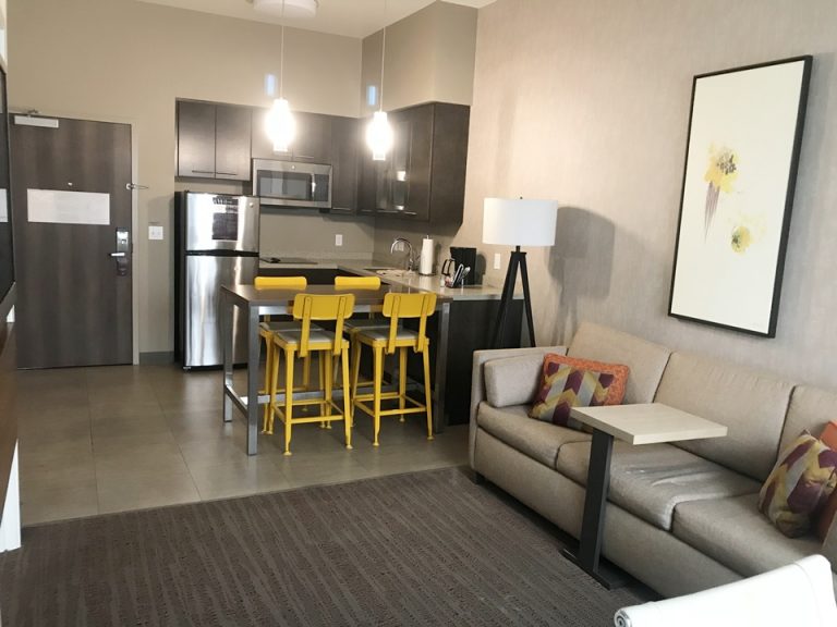 客室から入り口ドアにかけて