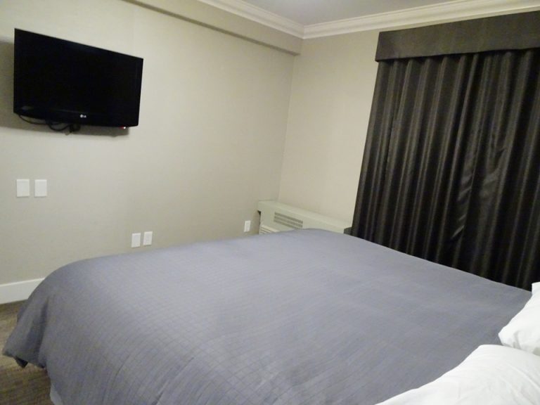 ベッド方向からTV