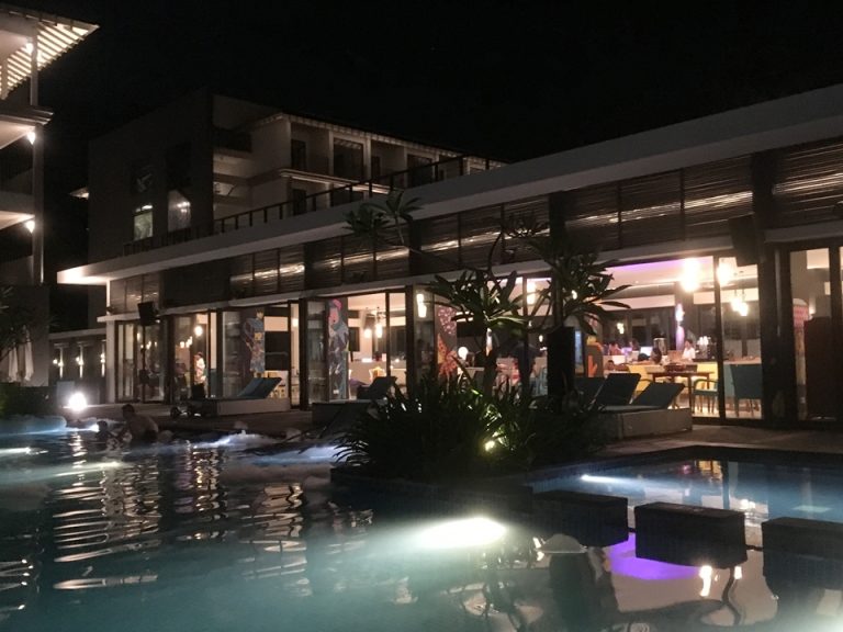 cassiaホテルのレストランを外から見た様子