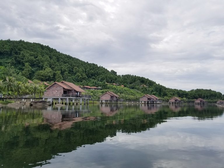 カヤックの上から見たバンガロー。