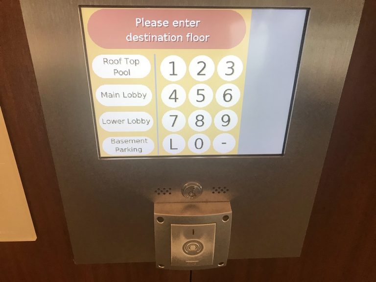 エレベーター外側 階数ボタン ルームキーをかざして押す