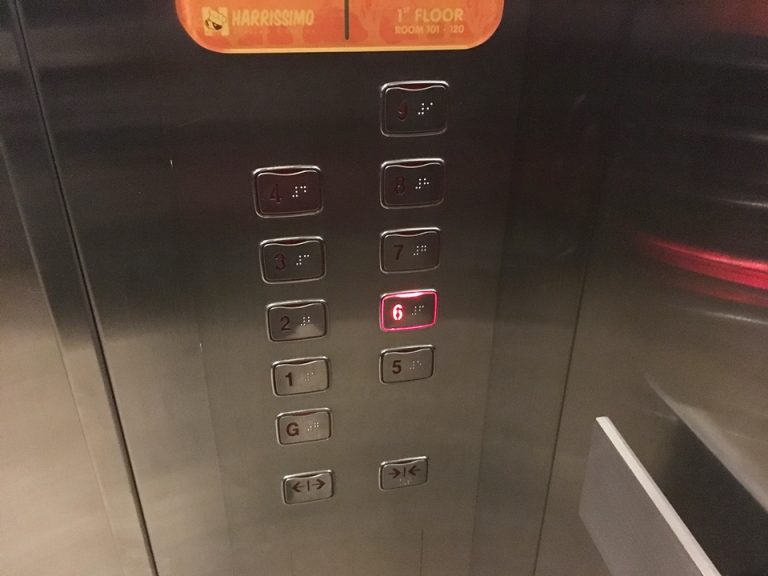 エレベーター中のボタン