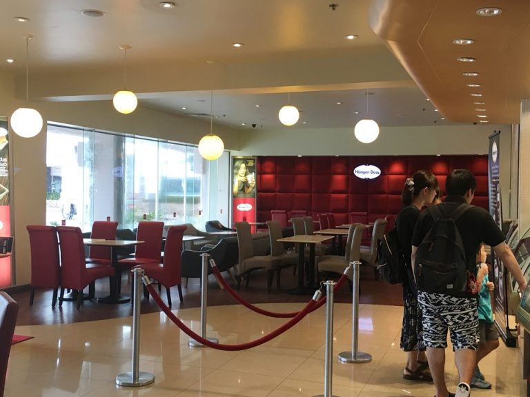 ホテル一階のハーゲンダッツカフェ (1)