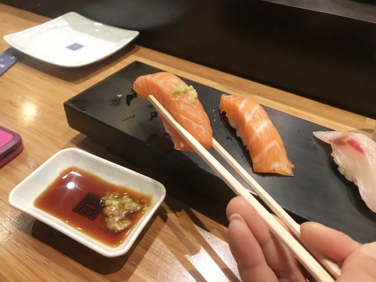 ホテルのレストランがいまいちなのでホテル裏の寿司レストランへ 日本人寿司シェフが握ってくれたサーモン比べ