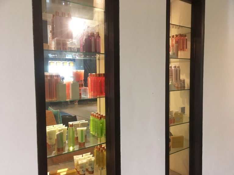 SPA内で売られているSPAグッズ。外から見た様子。