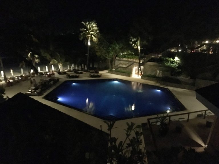 夜のプール。ライトアップされています