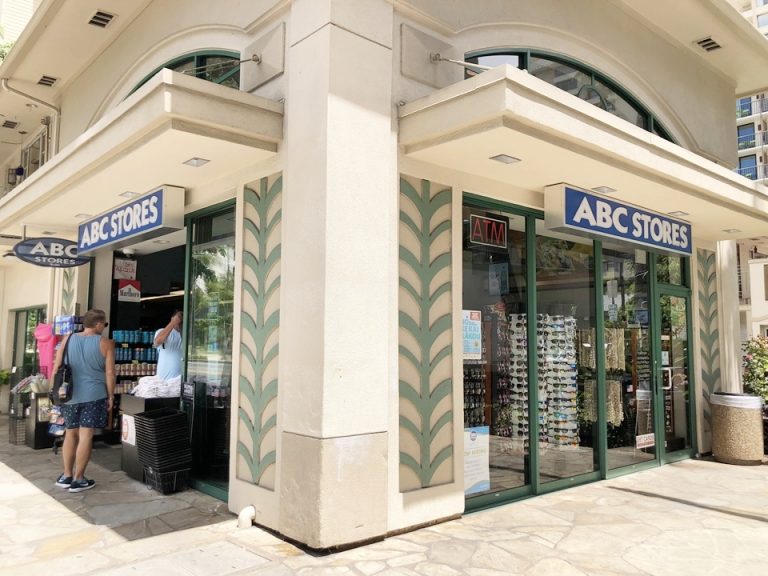 ホテルのすぐ隣にABCストアがあります。