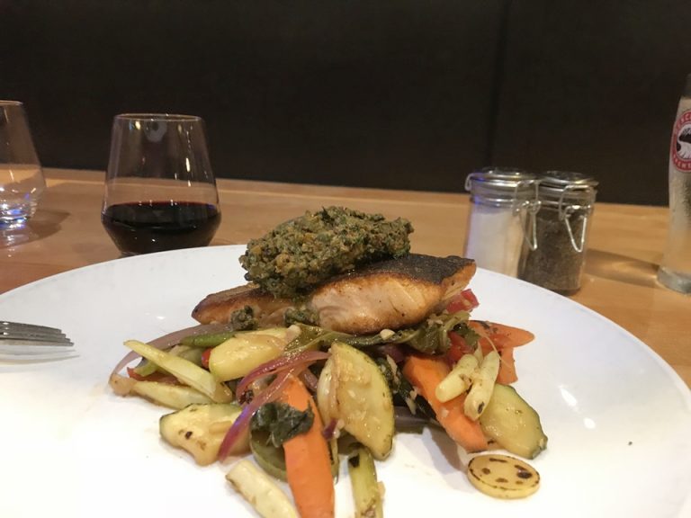 グリルサーモンプレート!!!DESCHUTESにて