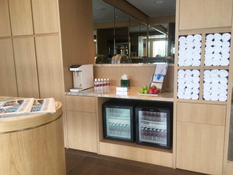 ジム内タオルお水スペース