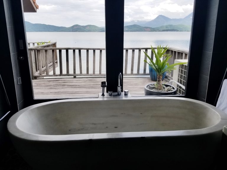 バスタブからもテラスと海が見えます。