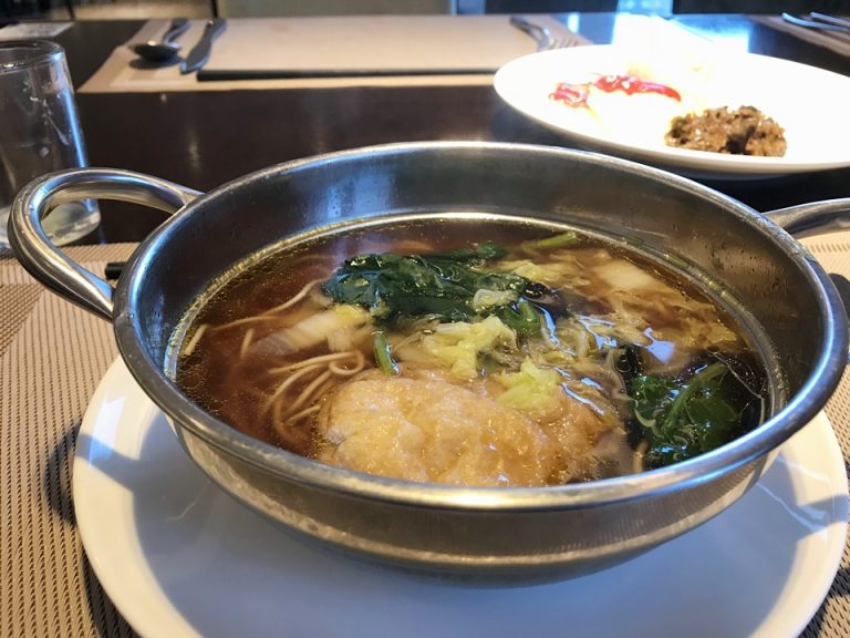 あっさり醤油のスープに細麺、麩も良い取り合わせ