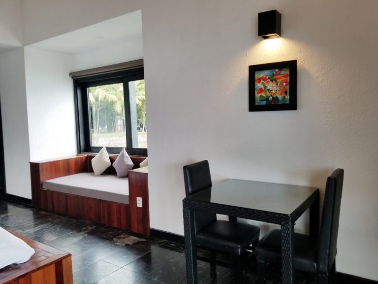 ソファとテーブル席です。