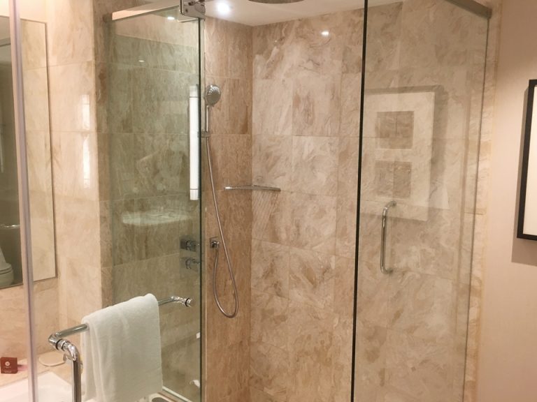 バスルーム内シャワーブース側