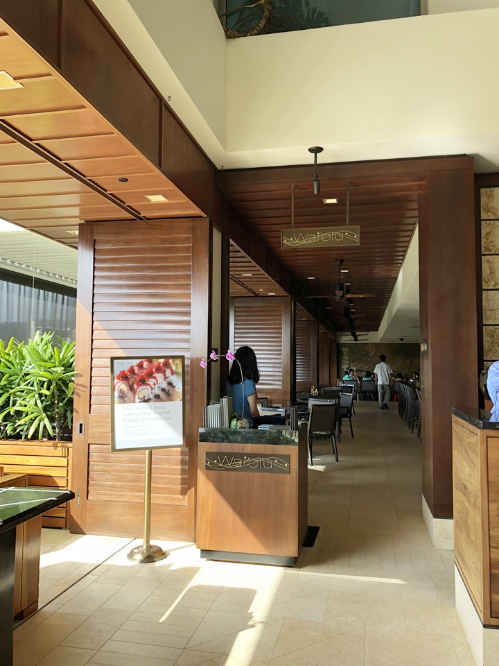 フロント横にあるwaioluレストラン。新鮮なシーフードをメインとするレストラン。午後3時から6時まではハッピーアワーもやっていました。