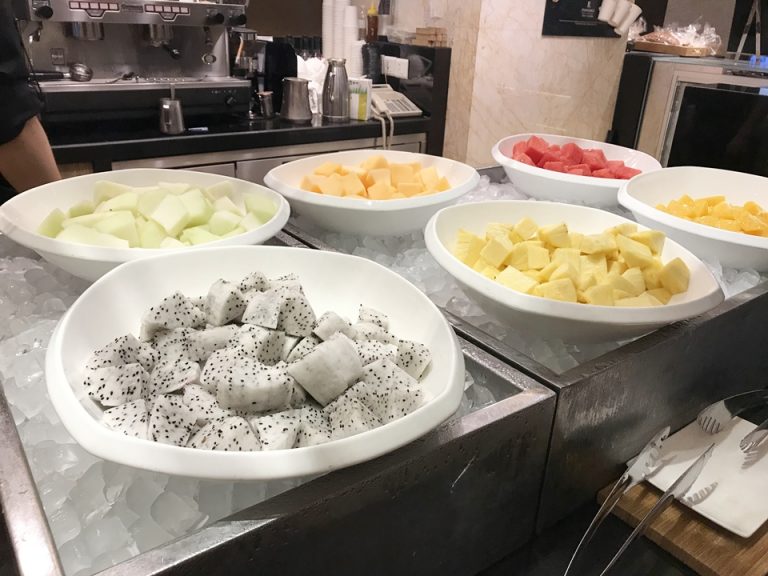 朝食バフェ、フルーツコーナー。ドラゴンフルーツ好きのわたし